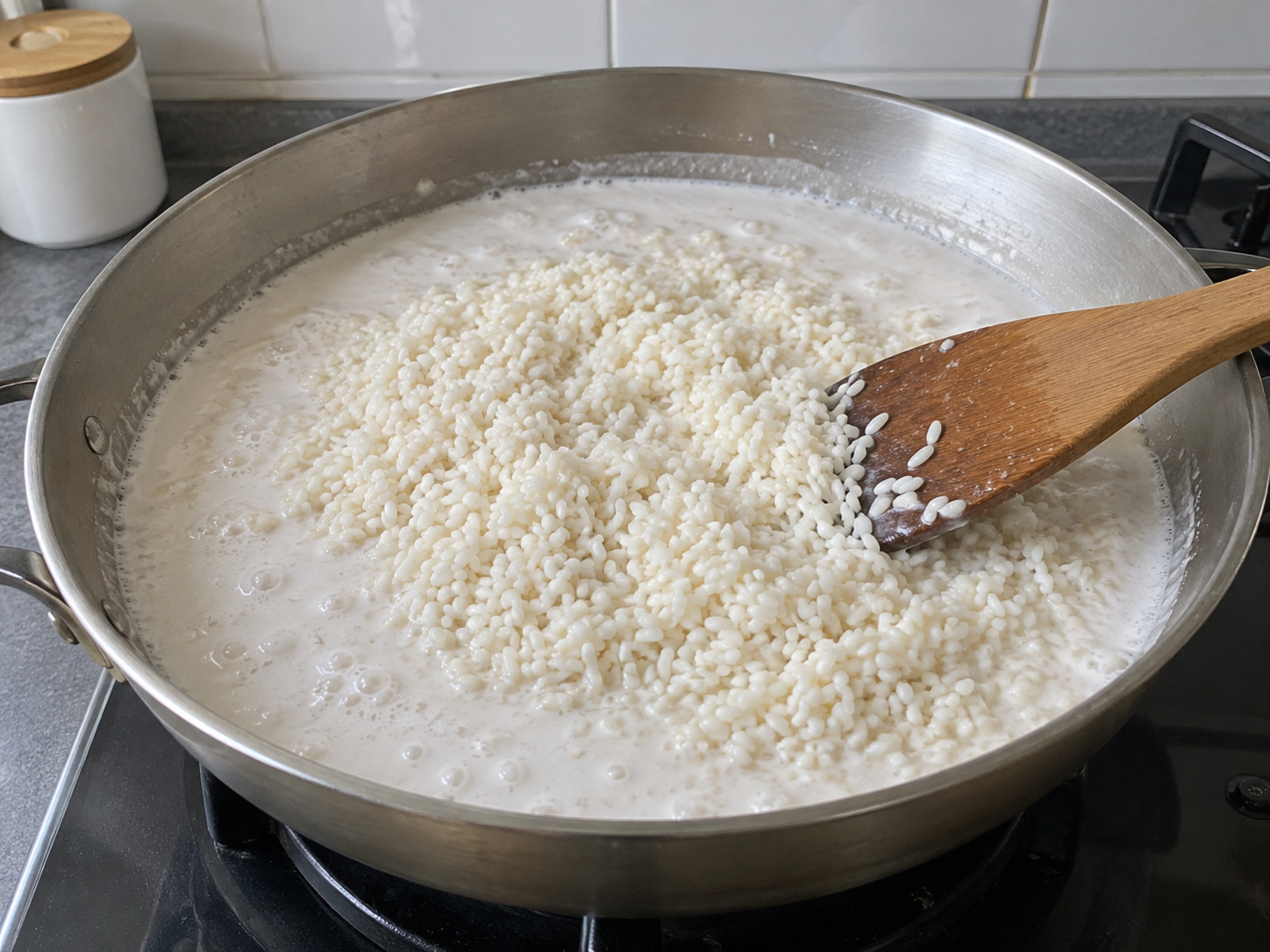 菲律賓椰香糯米葉包 Suman — 倒入糯米並攪勻