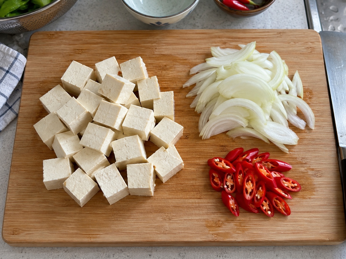 Tahu Sisig Filipina — Potong tahu