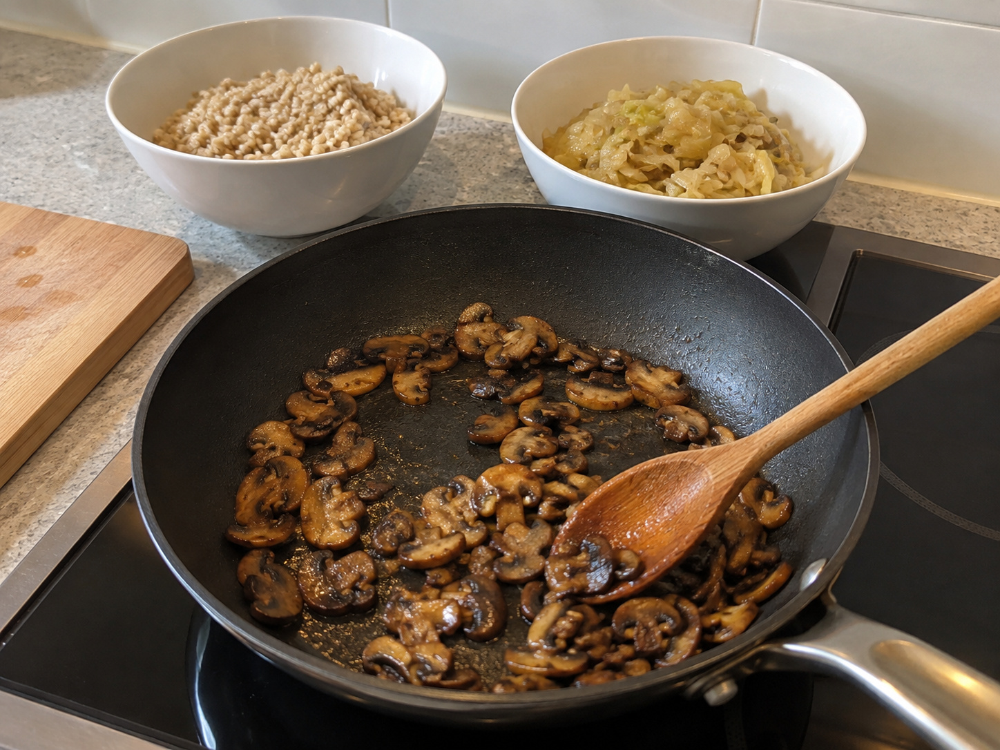 Masak jamur hingga air menyusut: Masak jamur hingga air menyusut. Ikuti takaran dan urutan resep; pastikan kondisi bahan sesuai tahap yang ditunjukkan sebelum lanjut.
