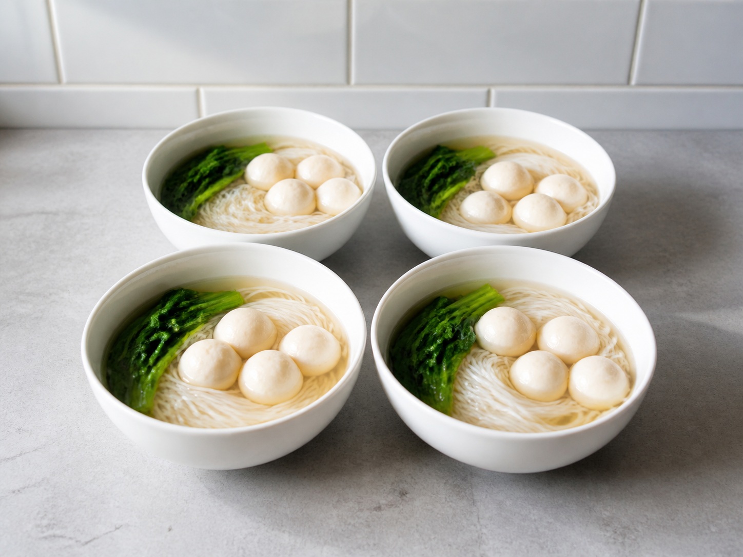 Sup Bihun Bakso Ikan — Bagi dan sajikan