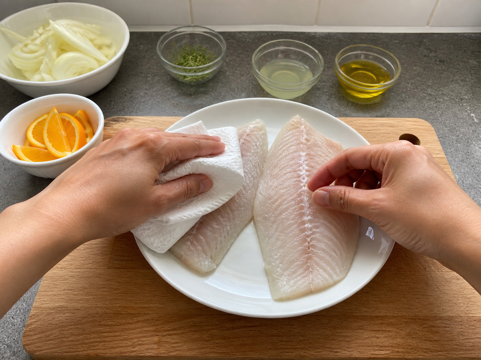 抹乾魚柳並除骨: 把全部 600 克白肉魚柳抹乾,分成 4 份各 150 克,逐件用乾淨手指摸查並拔走幼骨。
