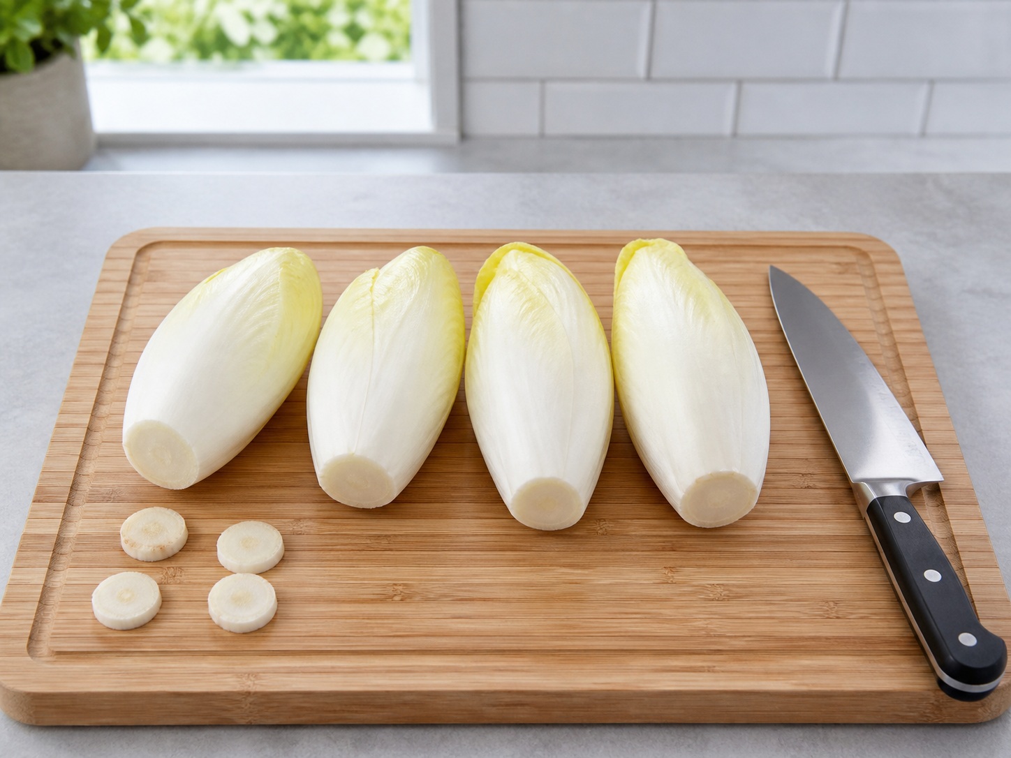Gratin Endive dan Ham Prancis — Rapikan endive: Potong tipis pangkal endive tanpa merusak daun.