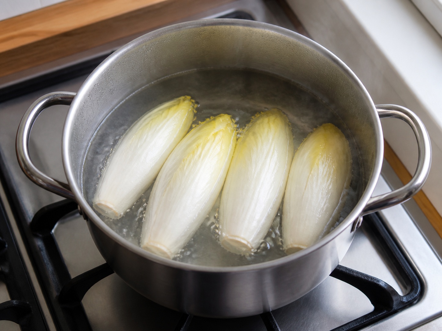 Gratin Endive dan Ham Prancis — Rebus perlahan endive: Rebus perlahan endive dengan setengah garam 15 menit hingga empuk.