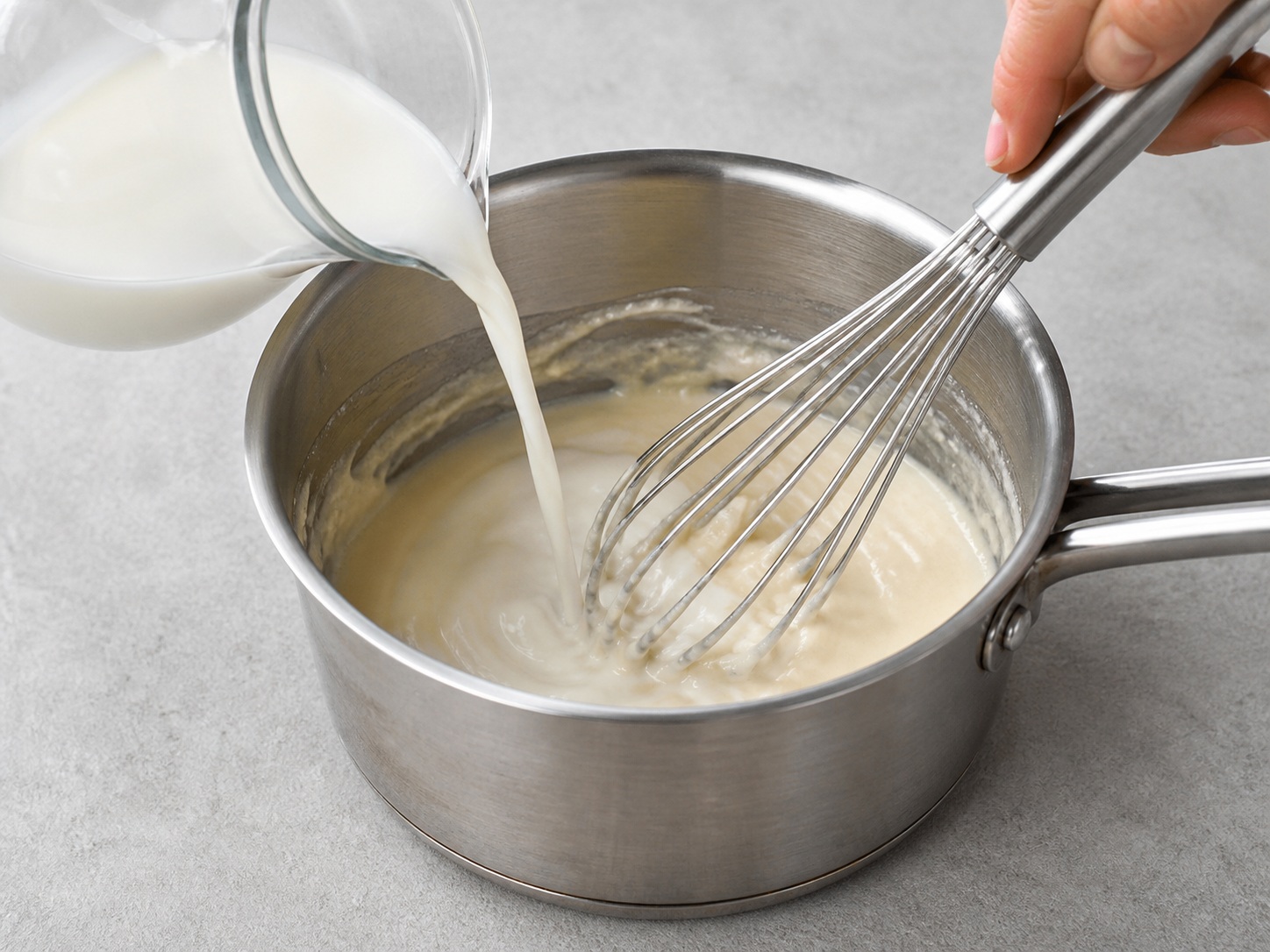 Gratin Endive dan Ham Prancis — Kocok susu masuk: Tambahkan susu bertahap sambil dikocok hingga halus.