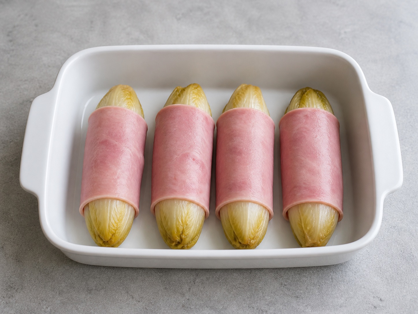Gratin Endive dan Ham Prancis — Susun di loyang: Susun endive berbalut ham dengan sambungan di bawah.
