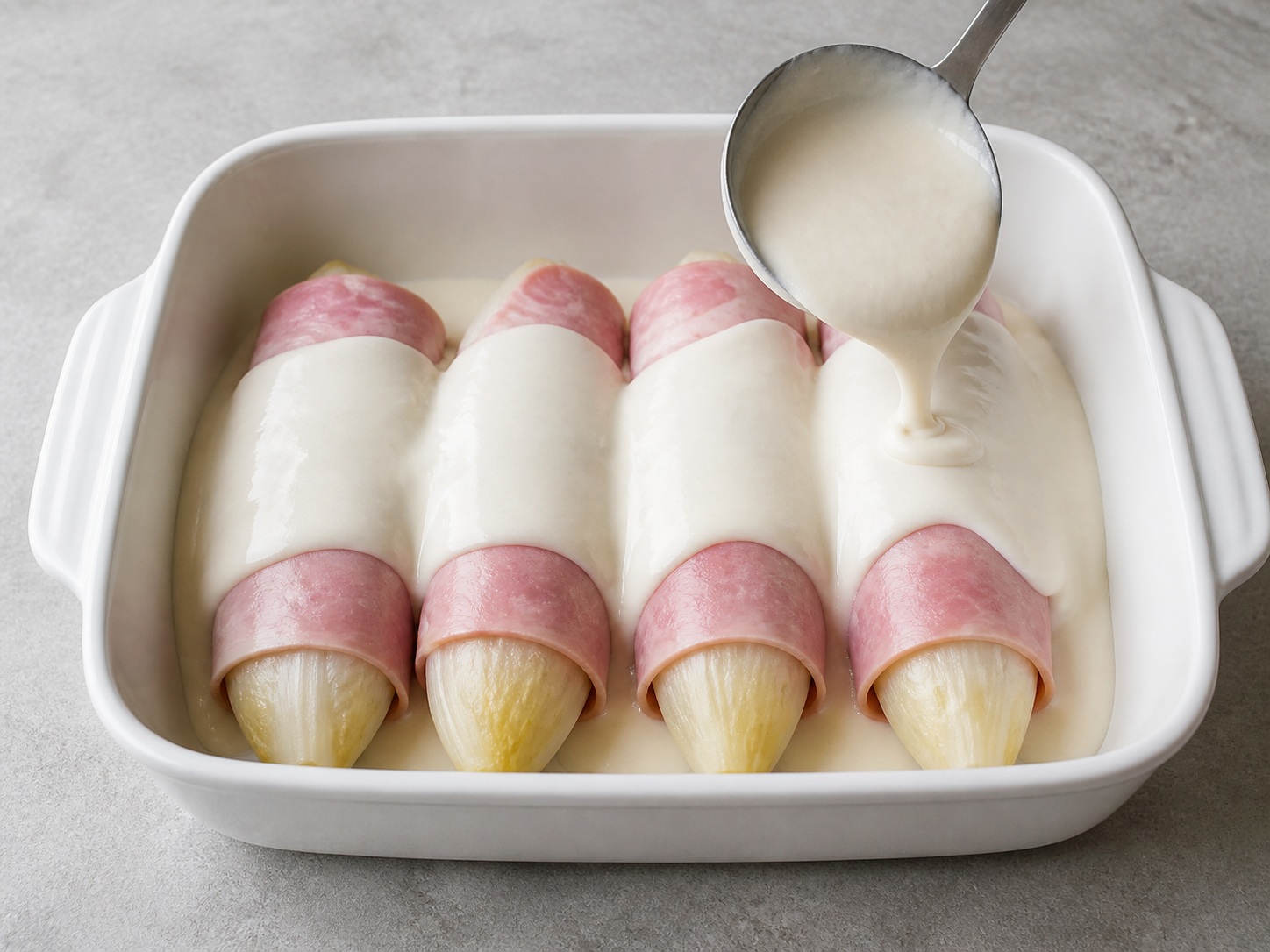 Gratin Endive dan Ham Prancis — Siram saus putih: Siram saus putih merata di atas semua endive.