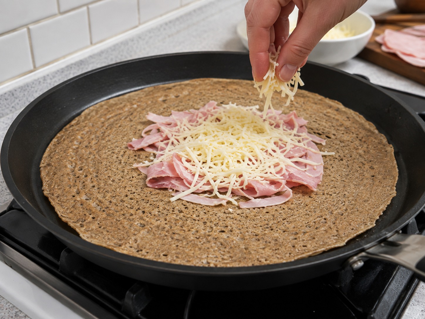 Galette Soba Ham dan Keju Prancis — Taruh ham dan keju di tengah, sisakan tepi.