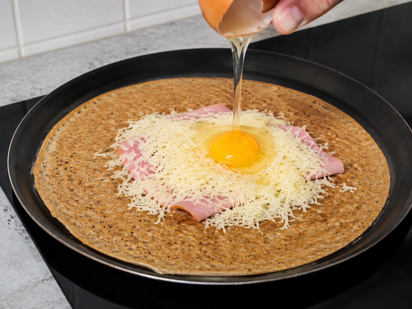 Galette Soba Ham dan Keju Prancis — Pecahkan satu telur di tengah.