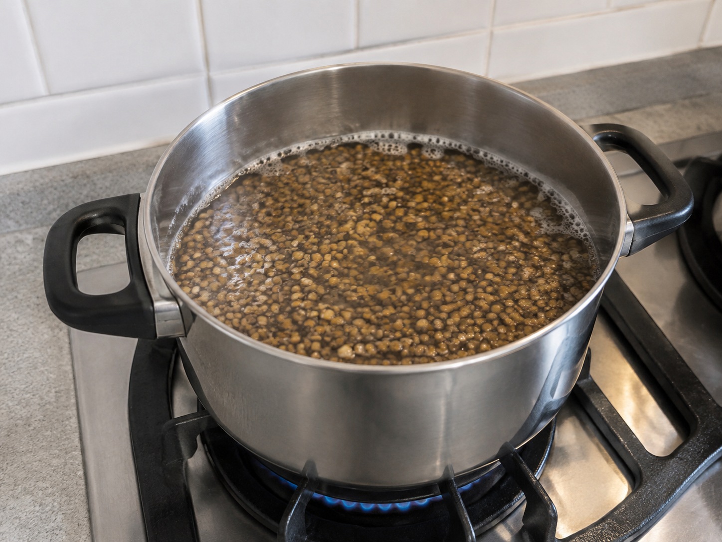 Salad Lentil Hangat Bacon Herba Prancis — Rebus perlahan lentil 20 menit hingga empuk tetapi utuh.