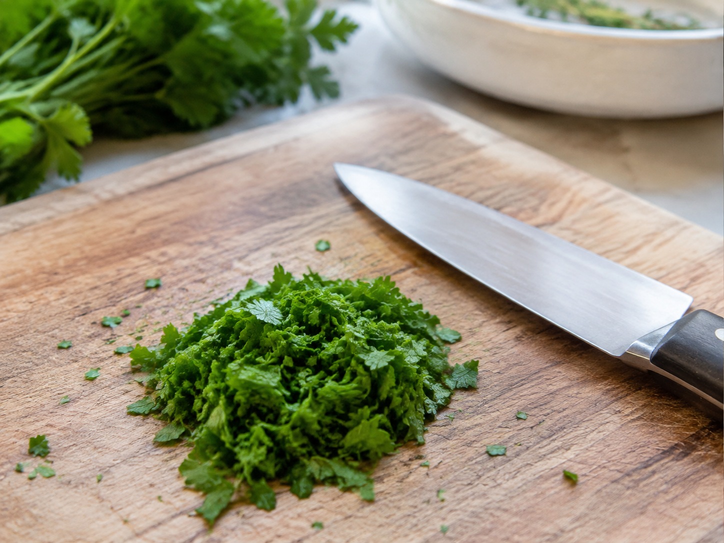 Salad Lentil Hangat Bacon Herba Prancis — Cuci, keringkan, lalu cincang peterseli.