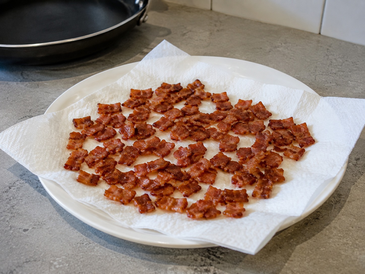 Salad Lentil Hangat Bacon Herba Prancis — Tiriskan bacon renyah di atas tisu dapur.