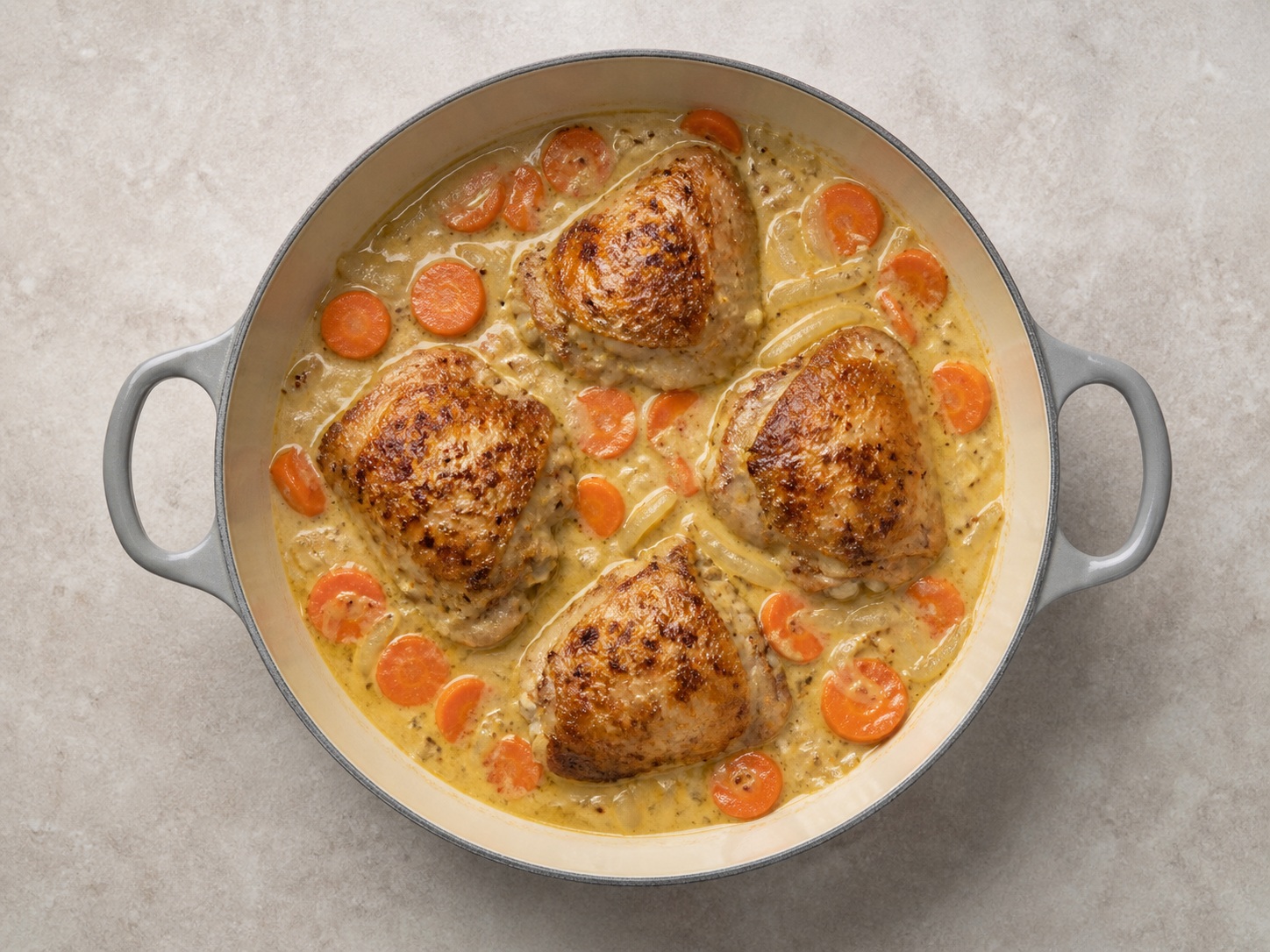 French Chicken Fricassee na may Mustasa at Carrot: Ang chicken thigh at carrot ay marahang bina-braise sa banayad na Dijon cream sauce.
