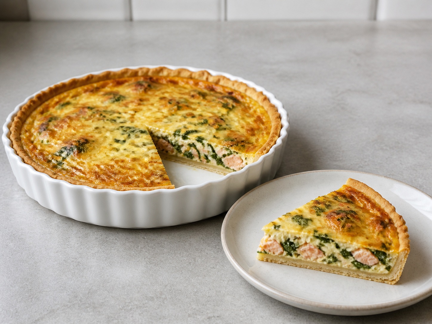 法式三文魚菠菜鹹批 — 靜置切件上碟: 出爐靜置10分鐘，切件後完整上碟。