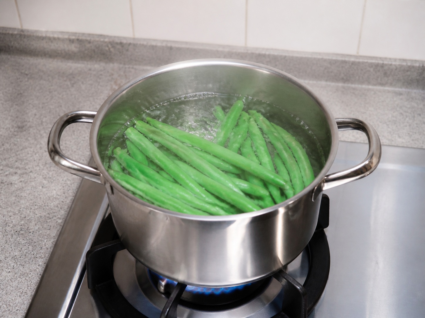 Pranses na Sole Meunière na may Sitaw — Pakuluan ang green beans: Pakuluan ang green beans nang 4 minuto hanggang malambot ngunit matingkad pa ang berde.