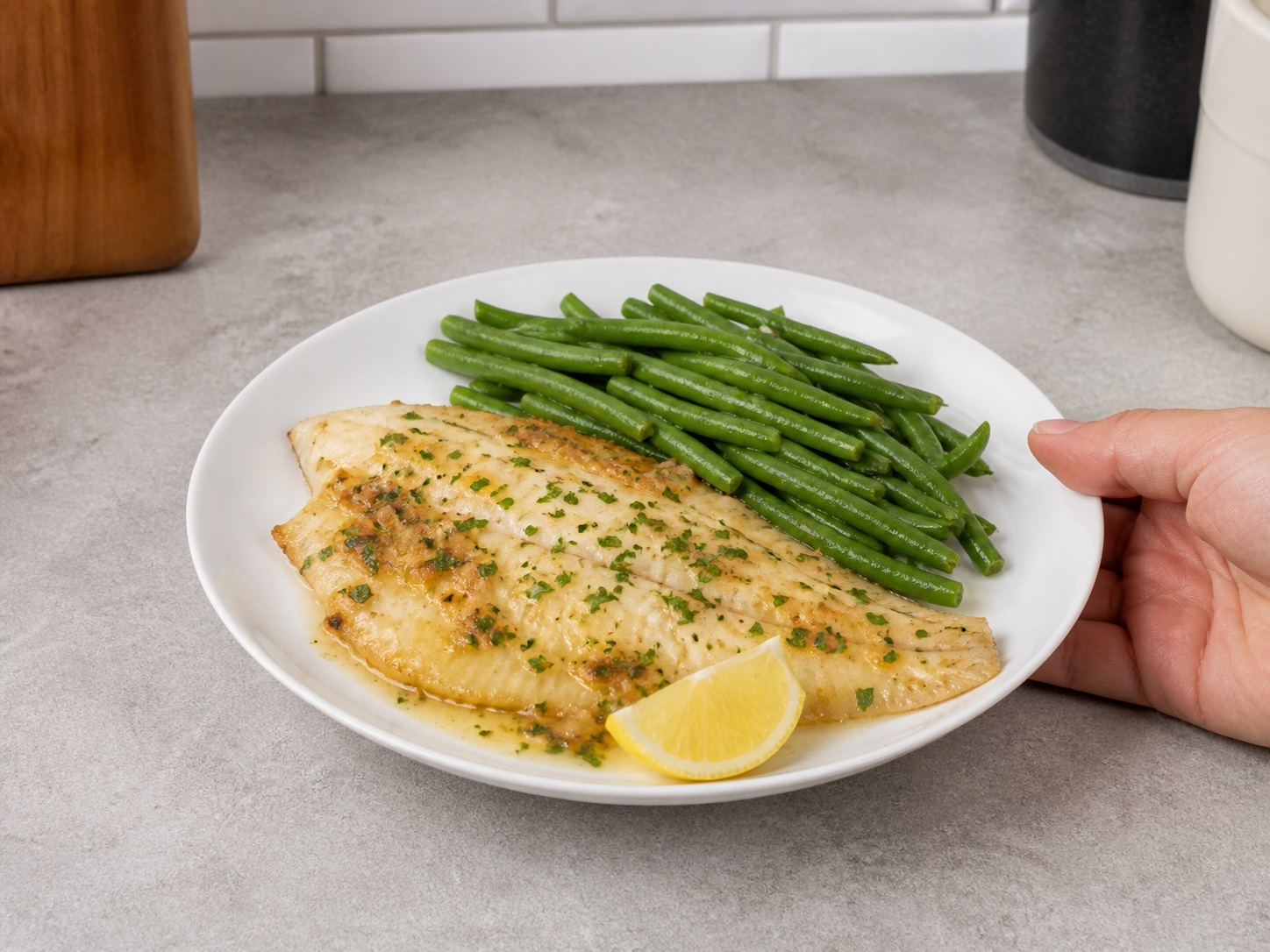 Pranses na Sole Meunière na may Sitaw — Ihain ang sole kasama ang beans: Ihain ang sole at green beans at sandukan ng lemon-parsley butter.