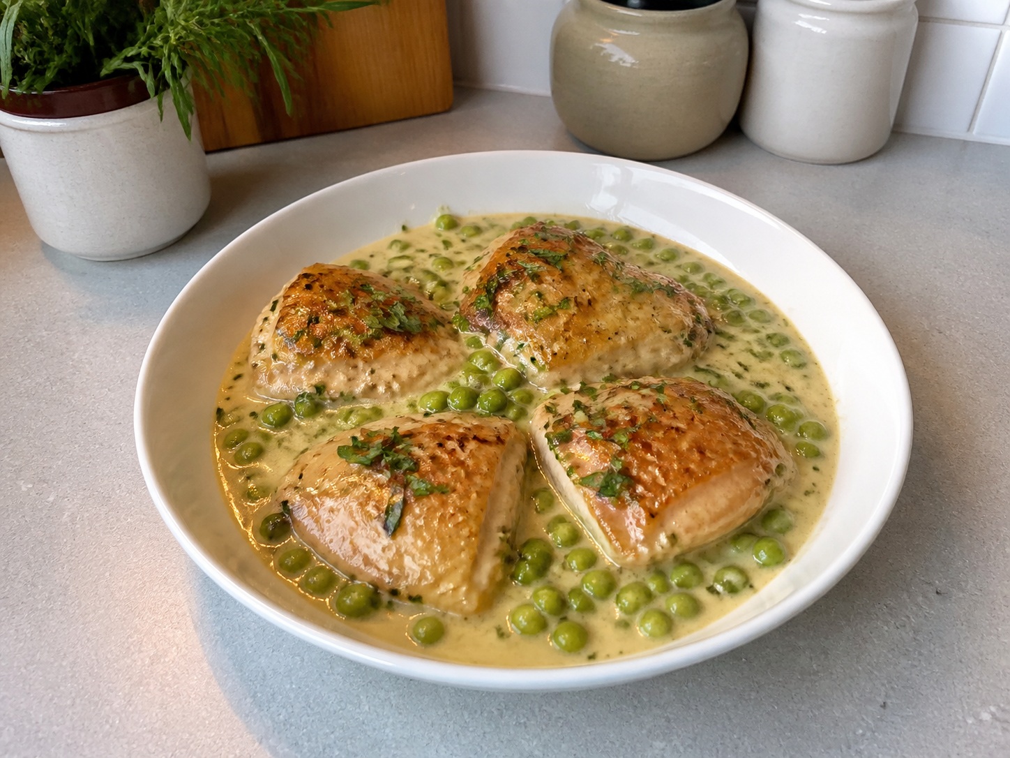 Ayam Tarragon Prancis dengan Kacang Polong: Ayam yang ditumis hingga keemasan dimasak perlahan dalam saus krim tarragon ringan bersama kacang polong manis.