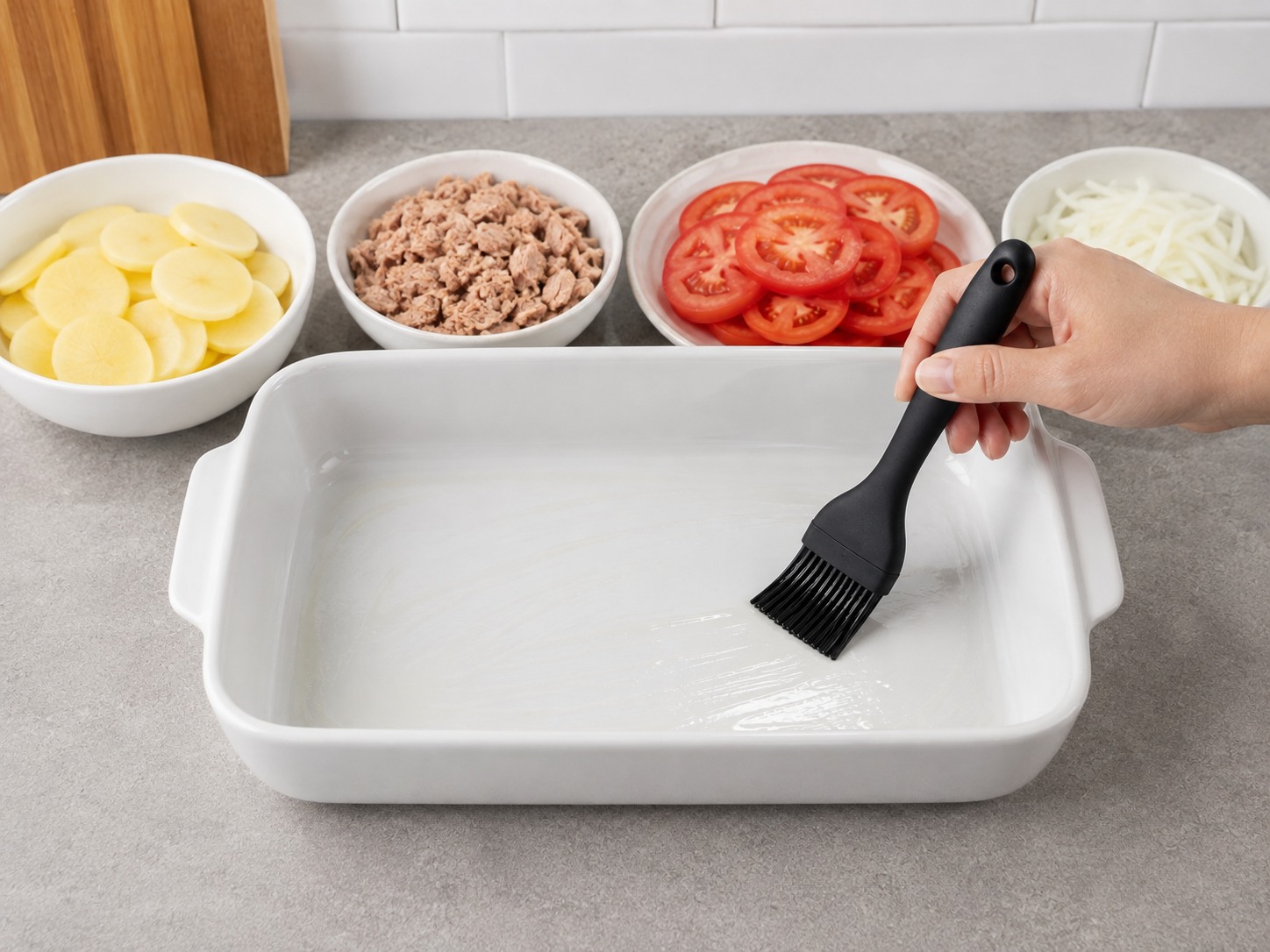 French Tuna, Potato at Tomato Gratin — Pahiran nang manipis ng mantika ang baking dish.