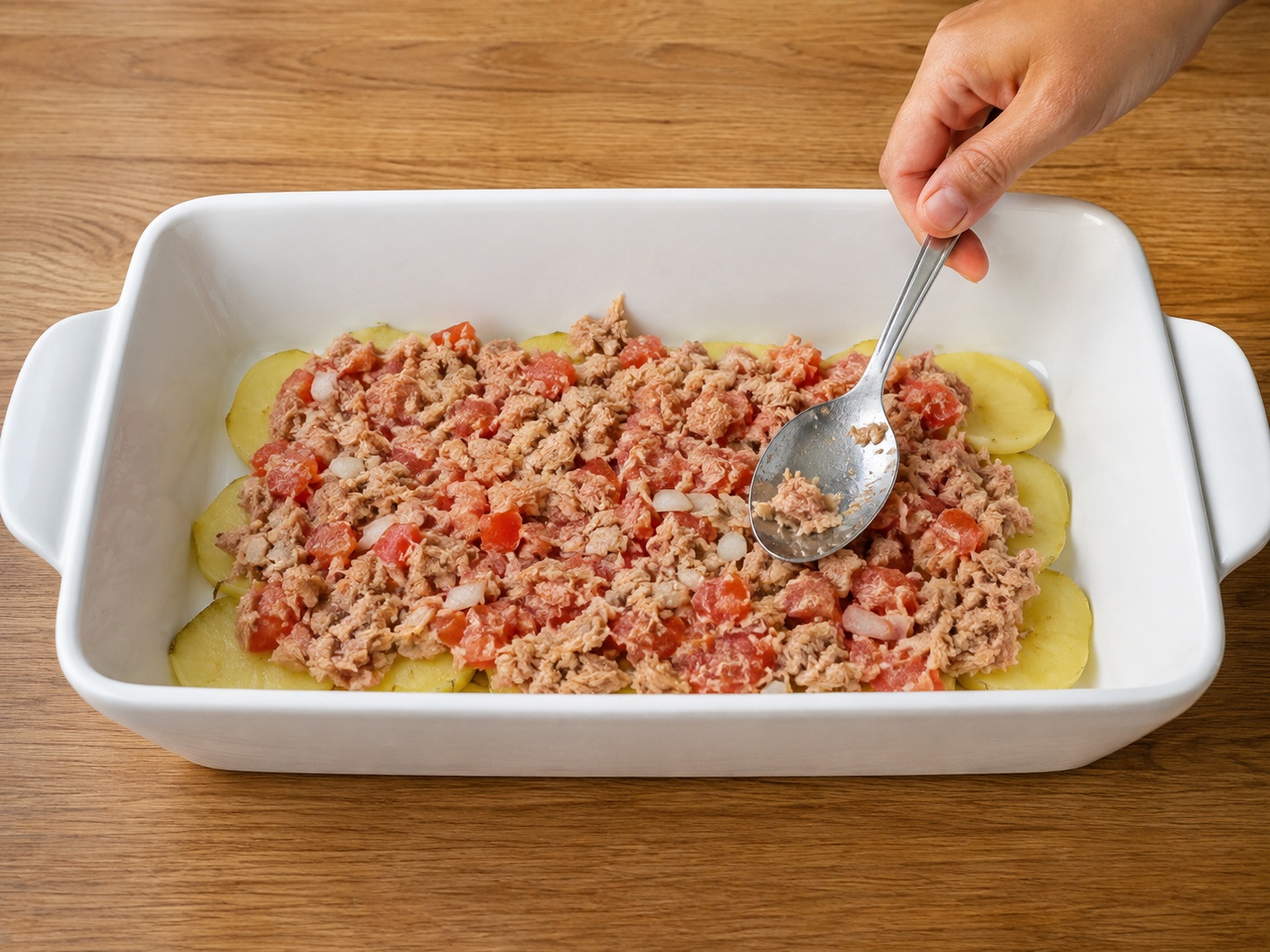 French Tuna, Potato at Tomato Gratin — Ipatong ang tuna, onion at kamatis sa patatas.