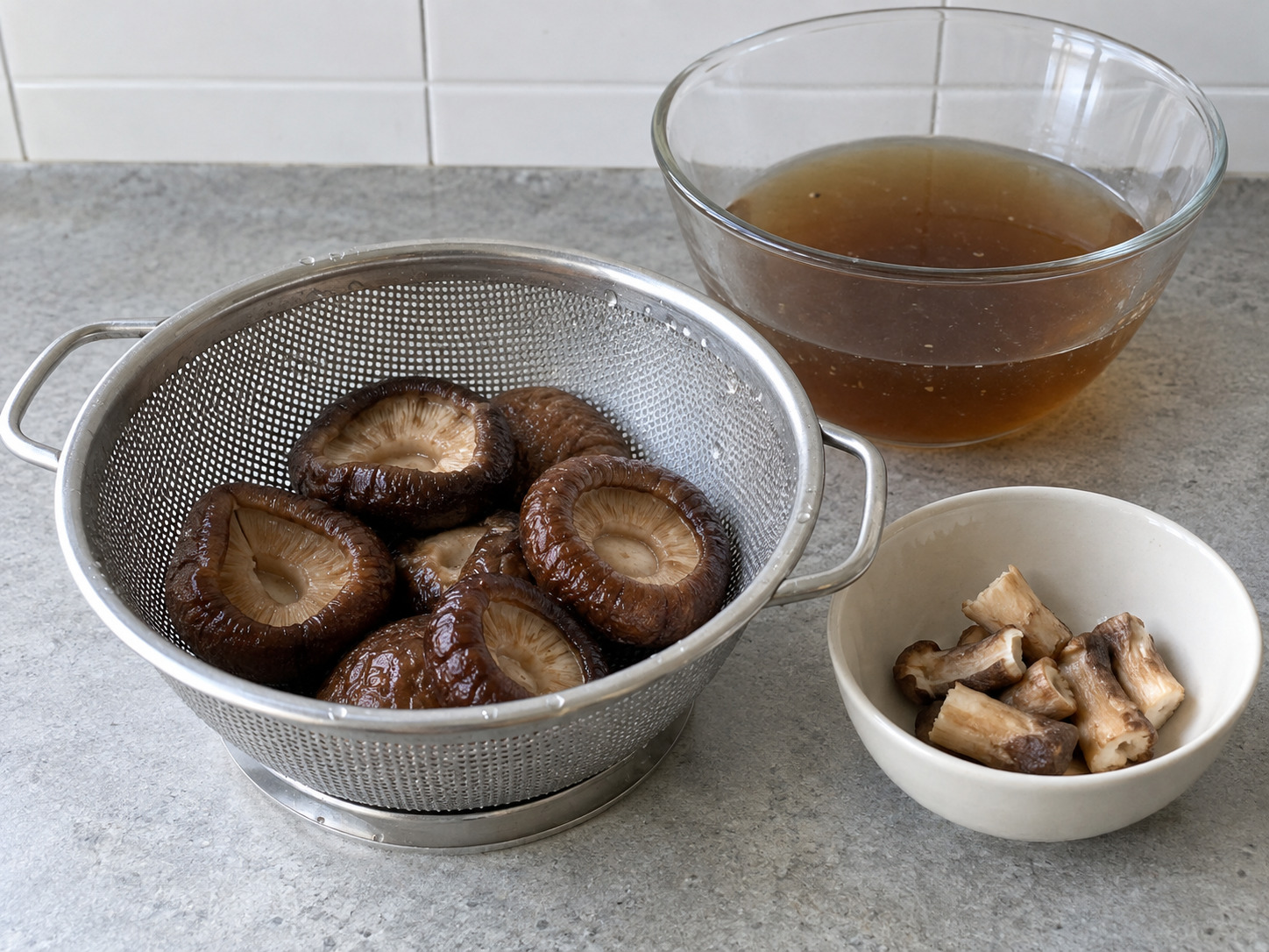 Fujian Red Rice Wine Lees Chicken Soup — Prepare mushrooms