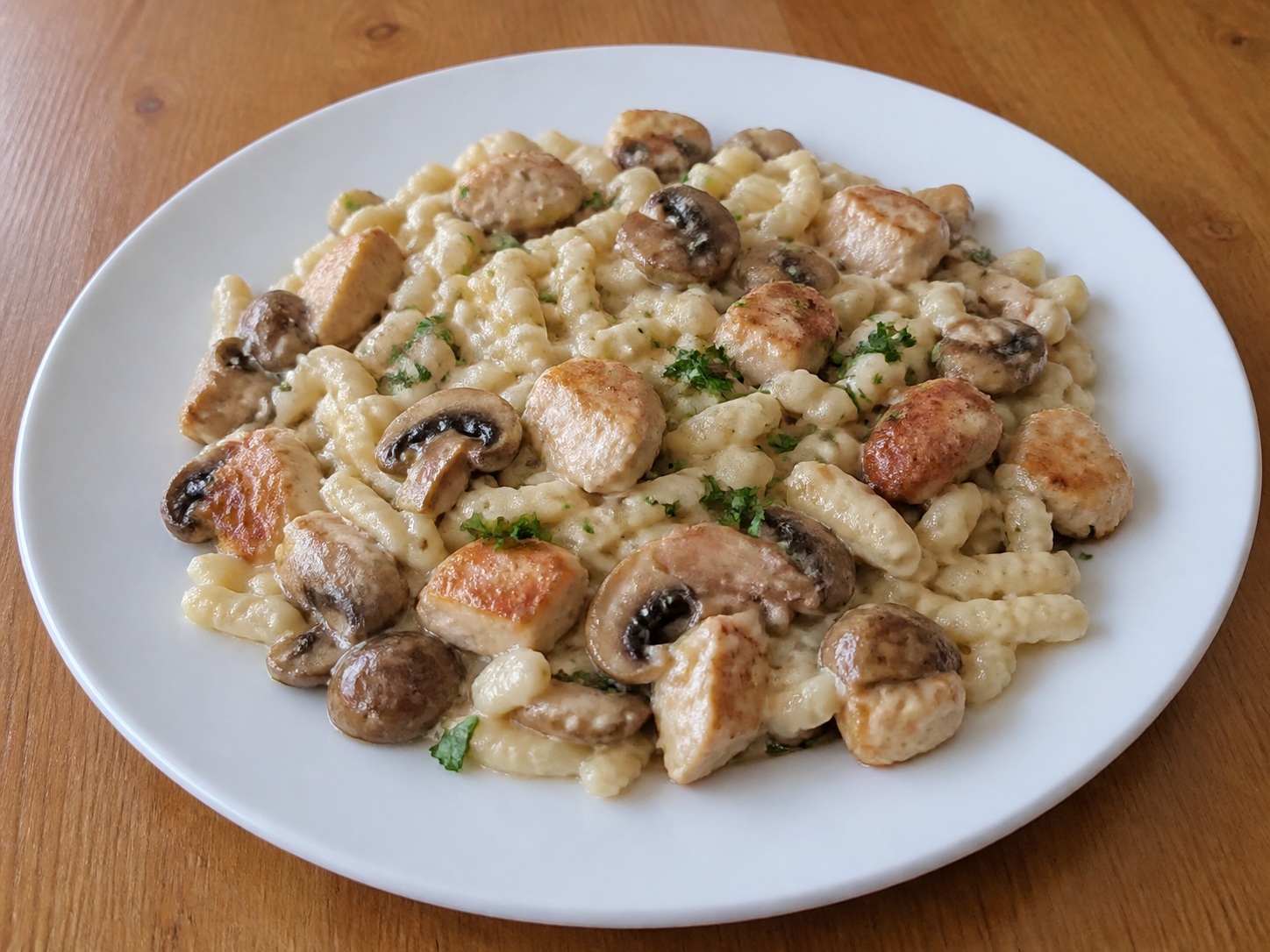 Aleman na Chicken Spätzle na may Kabute: Manok, kabute at sariwang spätzle na hinalo sa magaan at malinamnam na pan sauce.