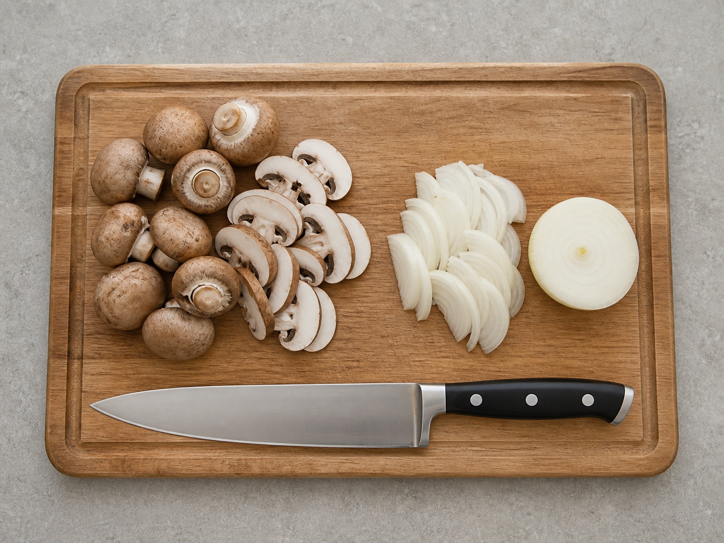 Iris jamur dan bawang: Iris jamur dan bawang. Gunakan bahan yang tercantum dan alat rumah tangga yang sesuai secara berurutan; pastikan kondisi bahan sesuai tahap ini sebelum lanjut.