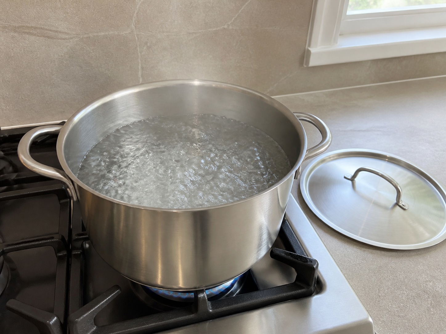 Didihkan air untuk spätzle: Didihkan air untuk spätzle. Gunakan bahan yang tercantum dan alat rumah tangga yang sesuai secara berurutan; pastikan kondisi bahan sesuai tahap ini sebelum lanjut.