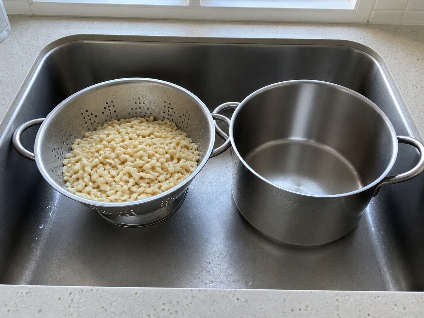 Tiriskan spätzle: Tiriskan spätzle. Gunakan bahan yang tercantum dan alat rumah tangga yang sesuai secara berurutan; pastikan kondisi bahan sesuai tahap ini sebelum lanjut.