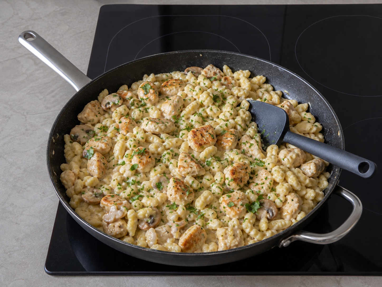 Kembalikan ayam dan aduk dengan spätzle: Kembalikan ayam dan aduk dengan spätzle. Gunakan bahan yang tercantum dan alat rumah tangga yang sesuai secara berurutan; pastikan kondisi bahan sesuai tahap ini sebelum lanjut.