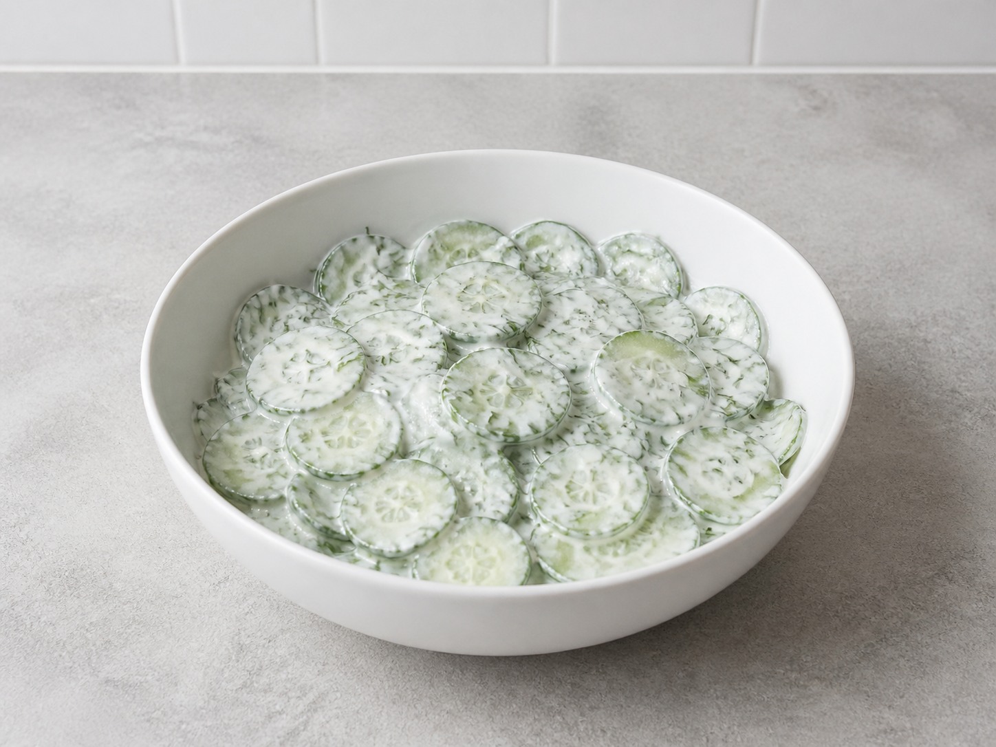 Frikadellen Babi Jerman dengan Salad Mentimun — Aduk salad mentimun