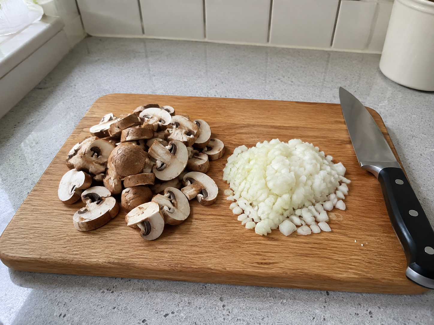 German Potato Dumplings na may Mushroom Ragout — Hiwain ang kabute at tadtarin ang sibuyas