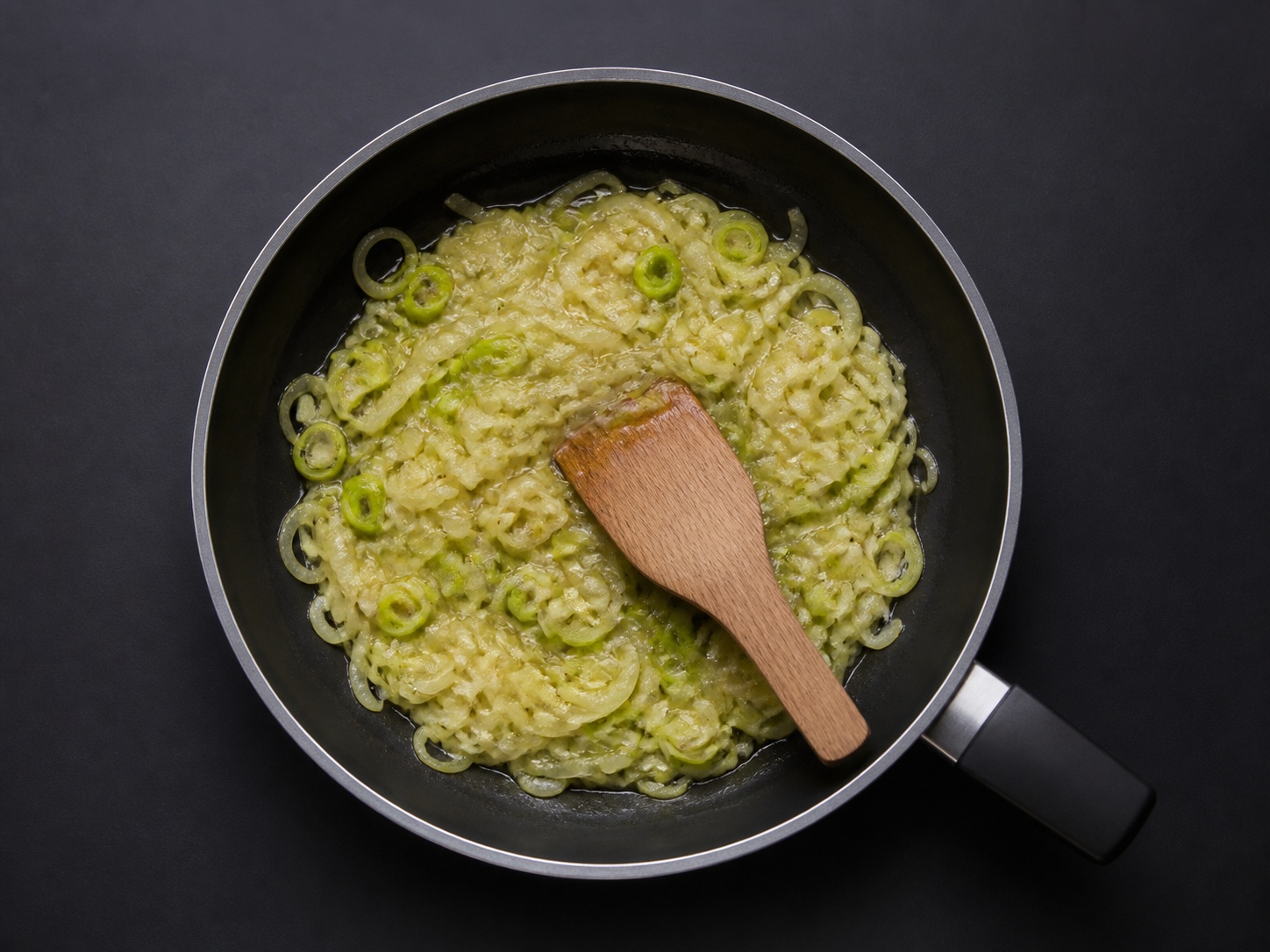 Lunakkan prei dan bawang: Lunakkan prei dan bawang. Gunakan bahan yang tercantum dan alat rumah tangga yang sesuai secara berurutan; pastikan kondisi bahan sesuai tahap ini sebelum lanjut.