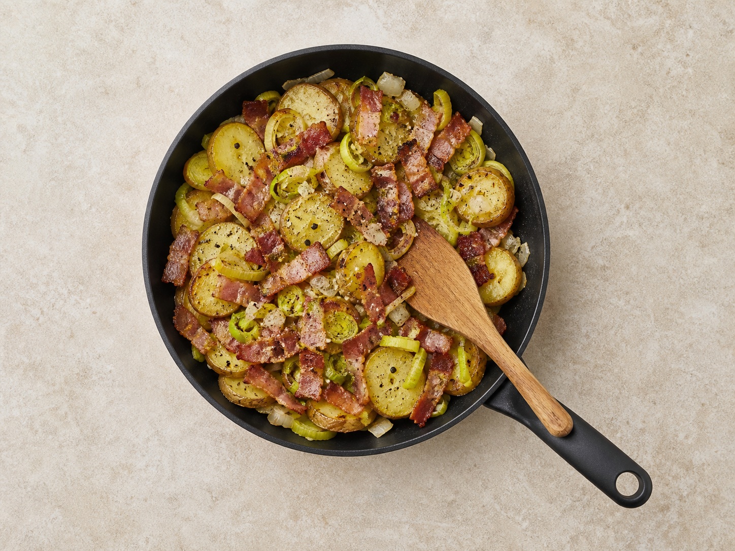 Kembalikan bacon dan bumbui: Kembalikan bacon dan bumbui. Gunakan bahan yang tercantum dan alat rumah tangga yang sesuai secara berurutan; pastikan kondisi bahan sesuai tahap ini sebelum lanjut.