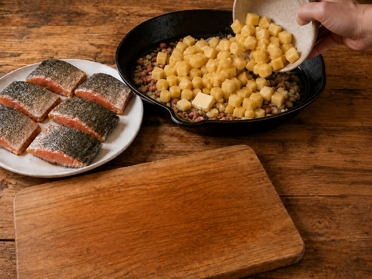 德式鱒魚煙肉薯仔鍋 — 加入薯仔牛油和油拌勻