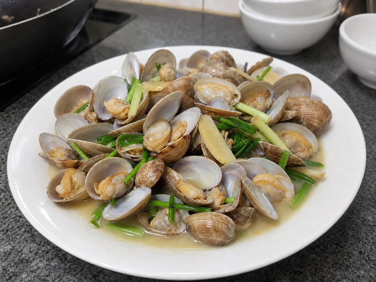 薑蔥炒蜆 Stir-fried Clams with Ginger and Scallion