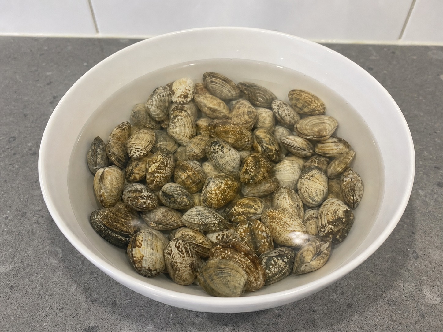薑蔥炒蜆:浸水吐沙
