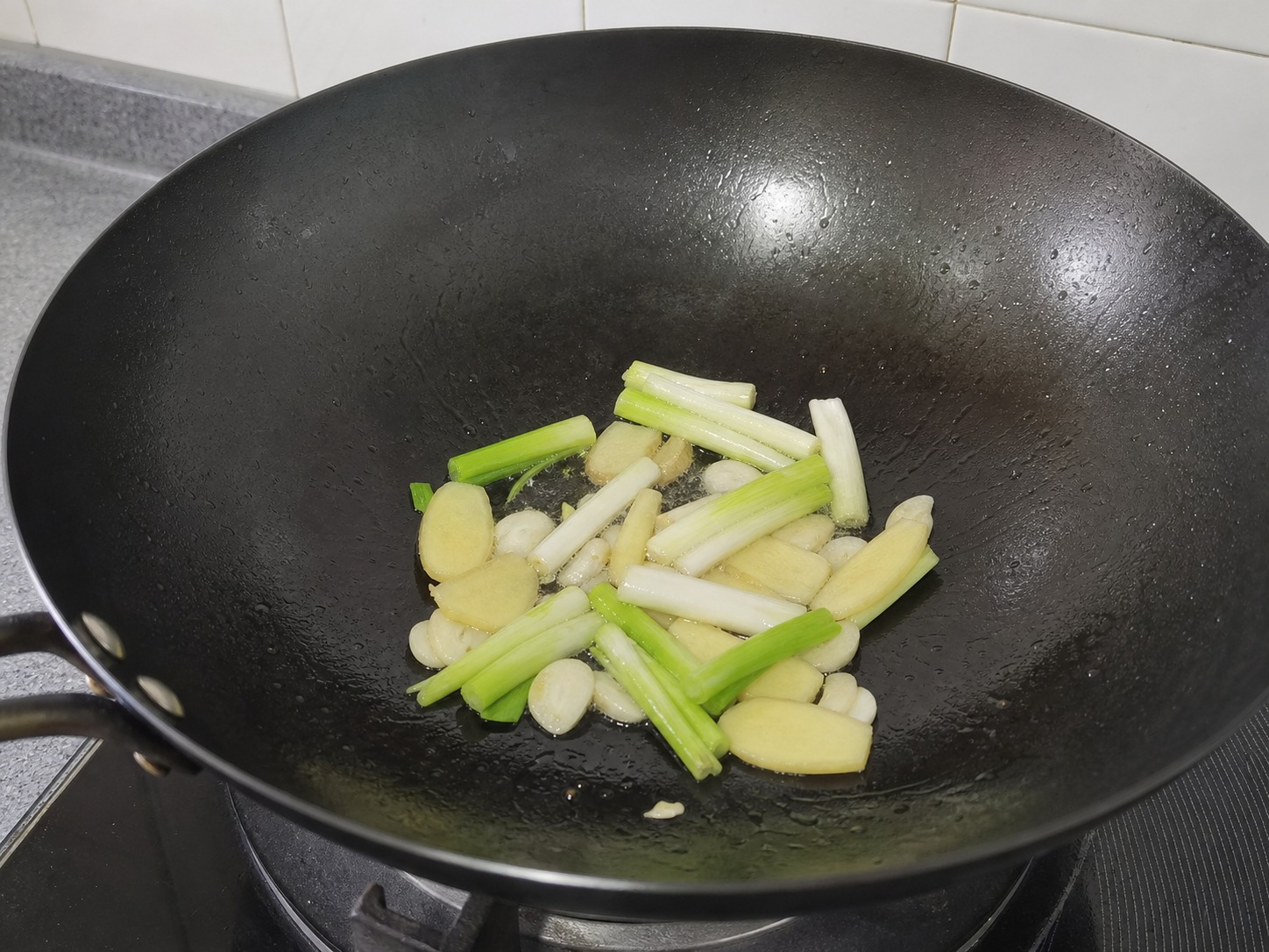 薑蔥炒蜆:爆香薑蒜