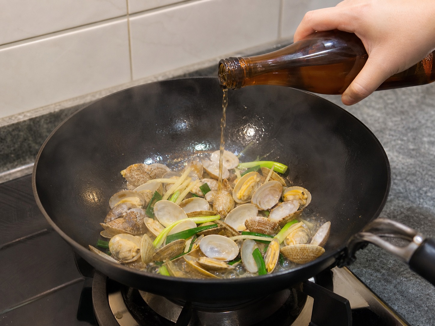 薑蔥炒蜆:加紹興酒