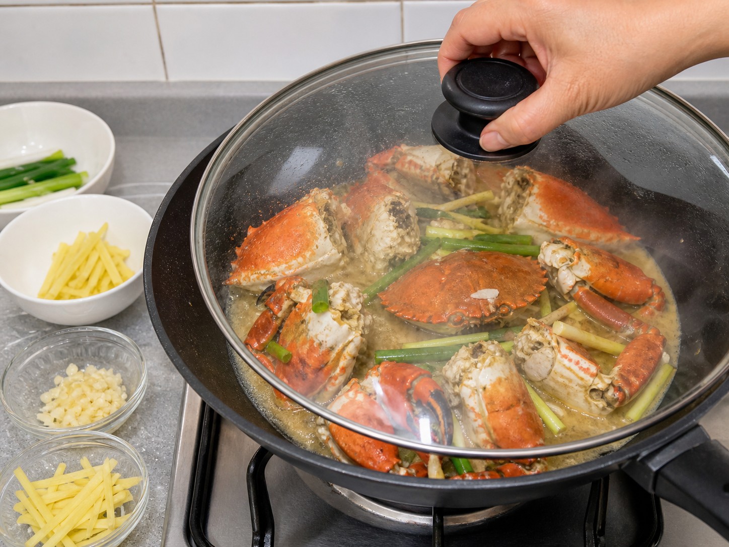 Kepiting Tumis Jahe dan Daun Bawang — Tutup dan masak