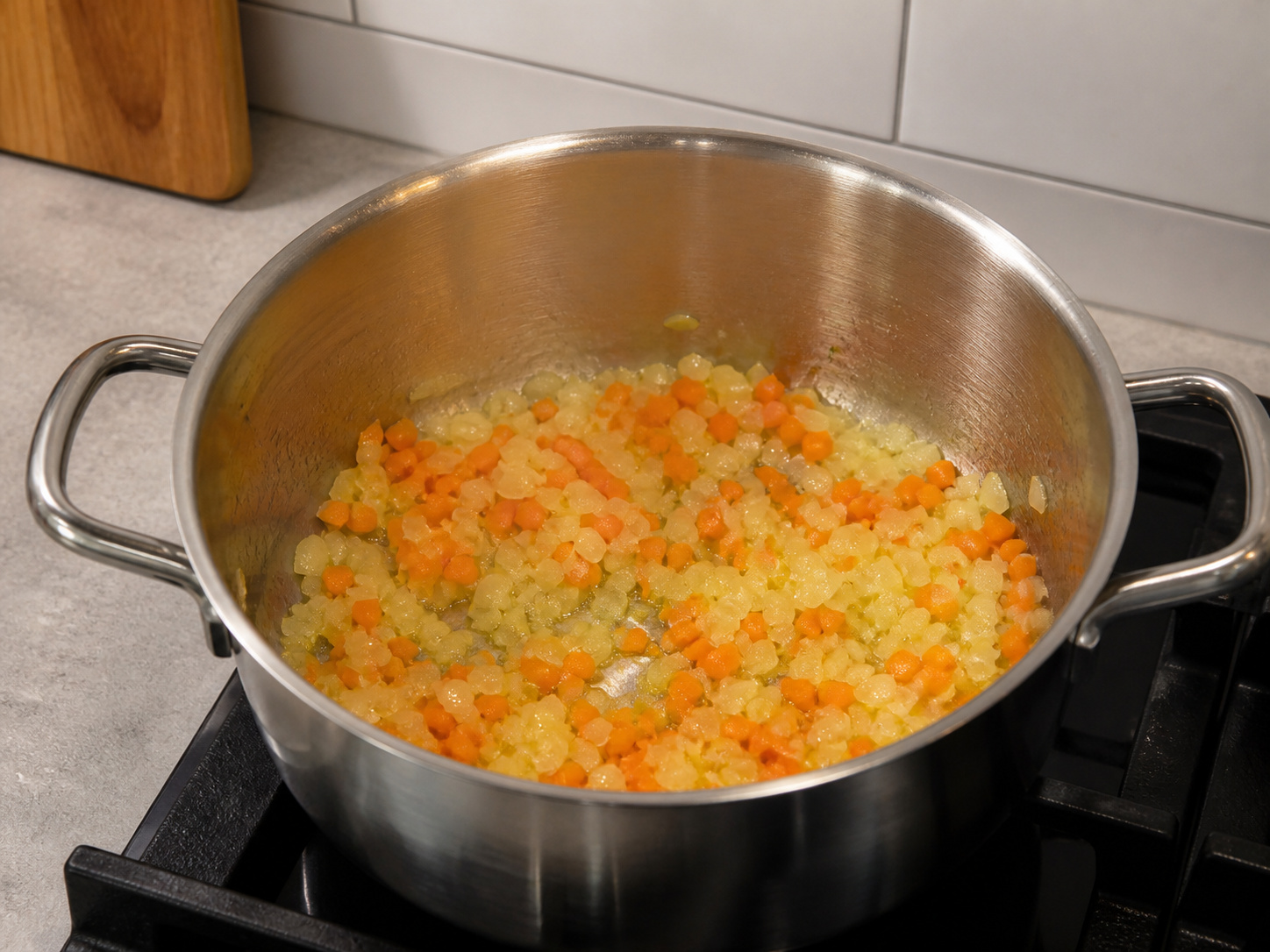 希臘檸檬蛋花雞肉飯湯 — 炒軟蔬菜