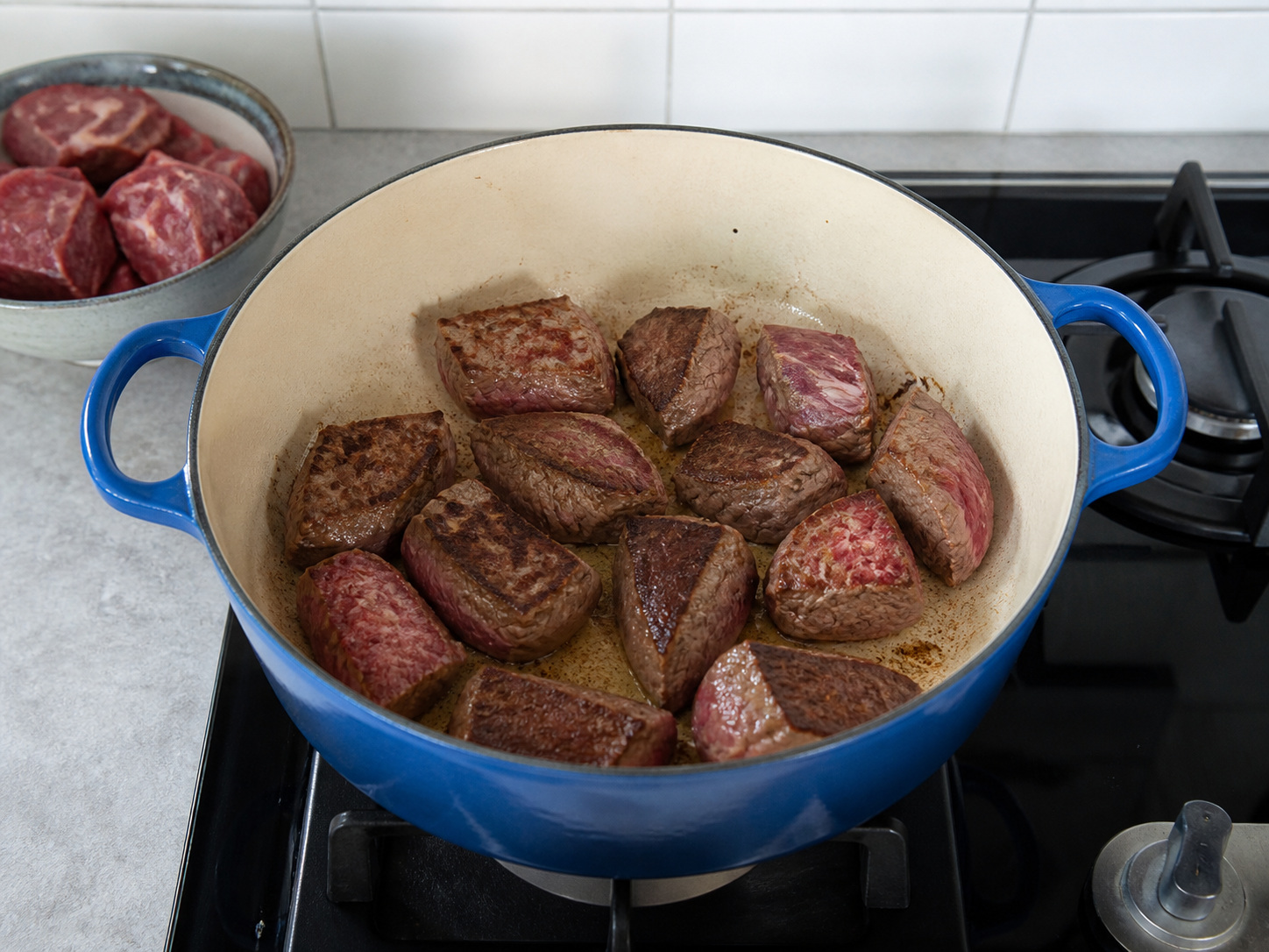 Stifado Daging Sapi Yunani dengan Bawang Kecil — Cokelatkan daging