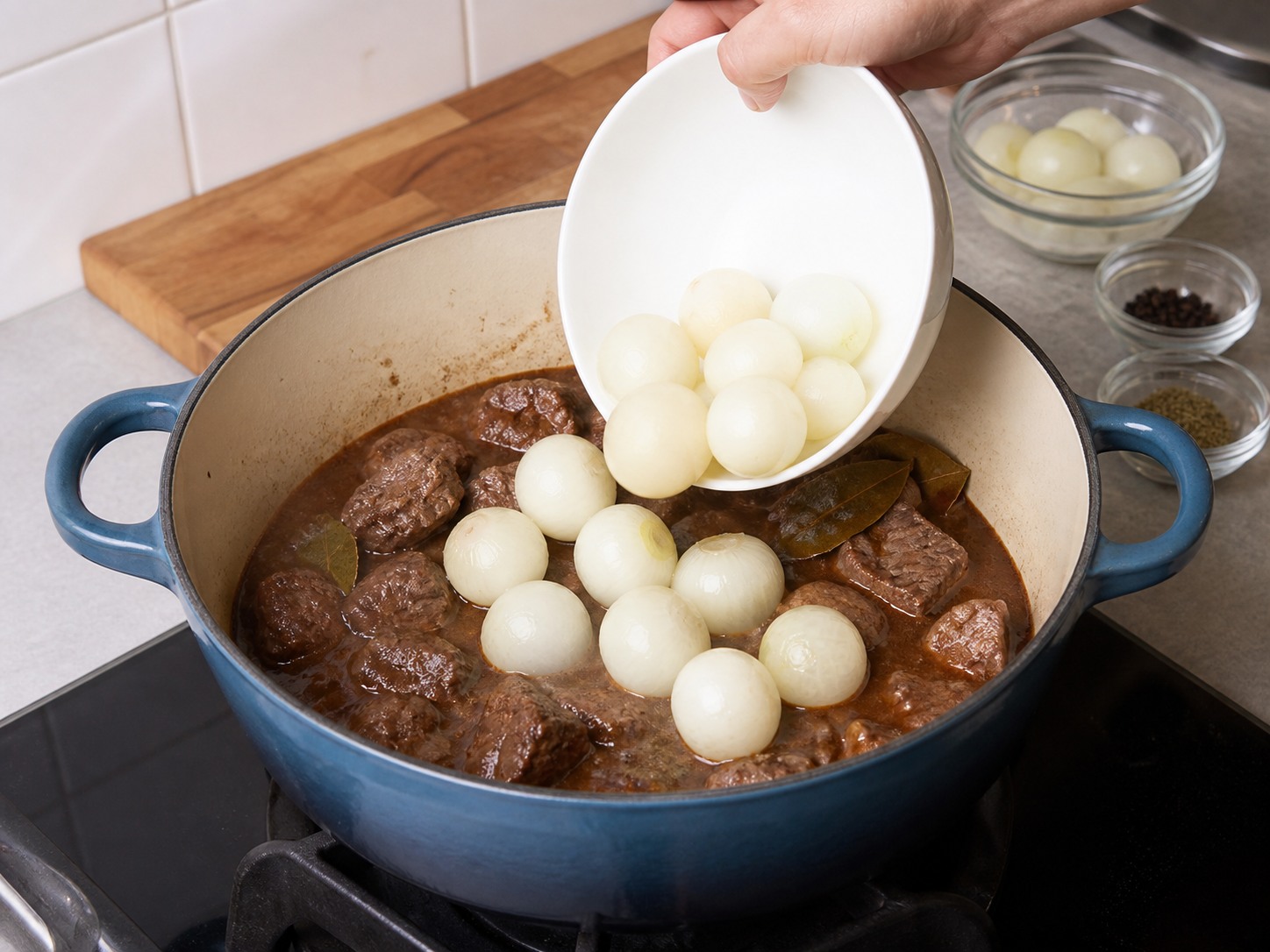 Stifado Daging Sapi Yunani dengan Bawang Kecil — Tambah bawang kecil