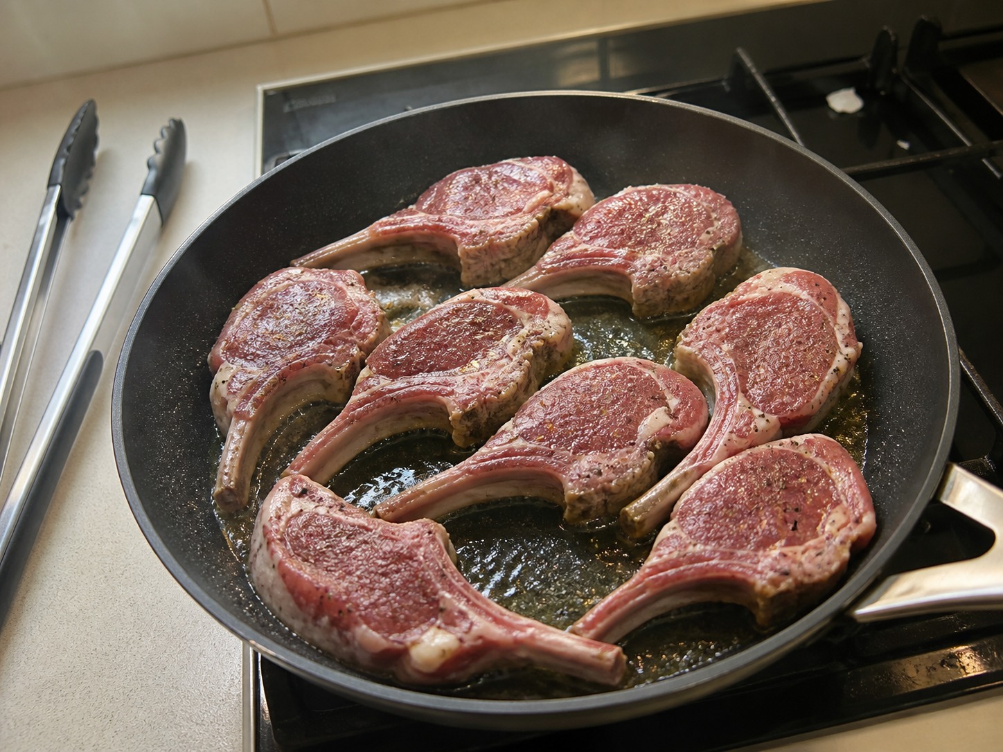 Griyegong Lamb Chop na may Limon, Oregano at Green Beans — pakulayin ang unang panig