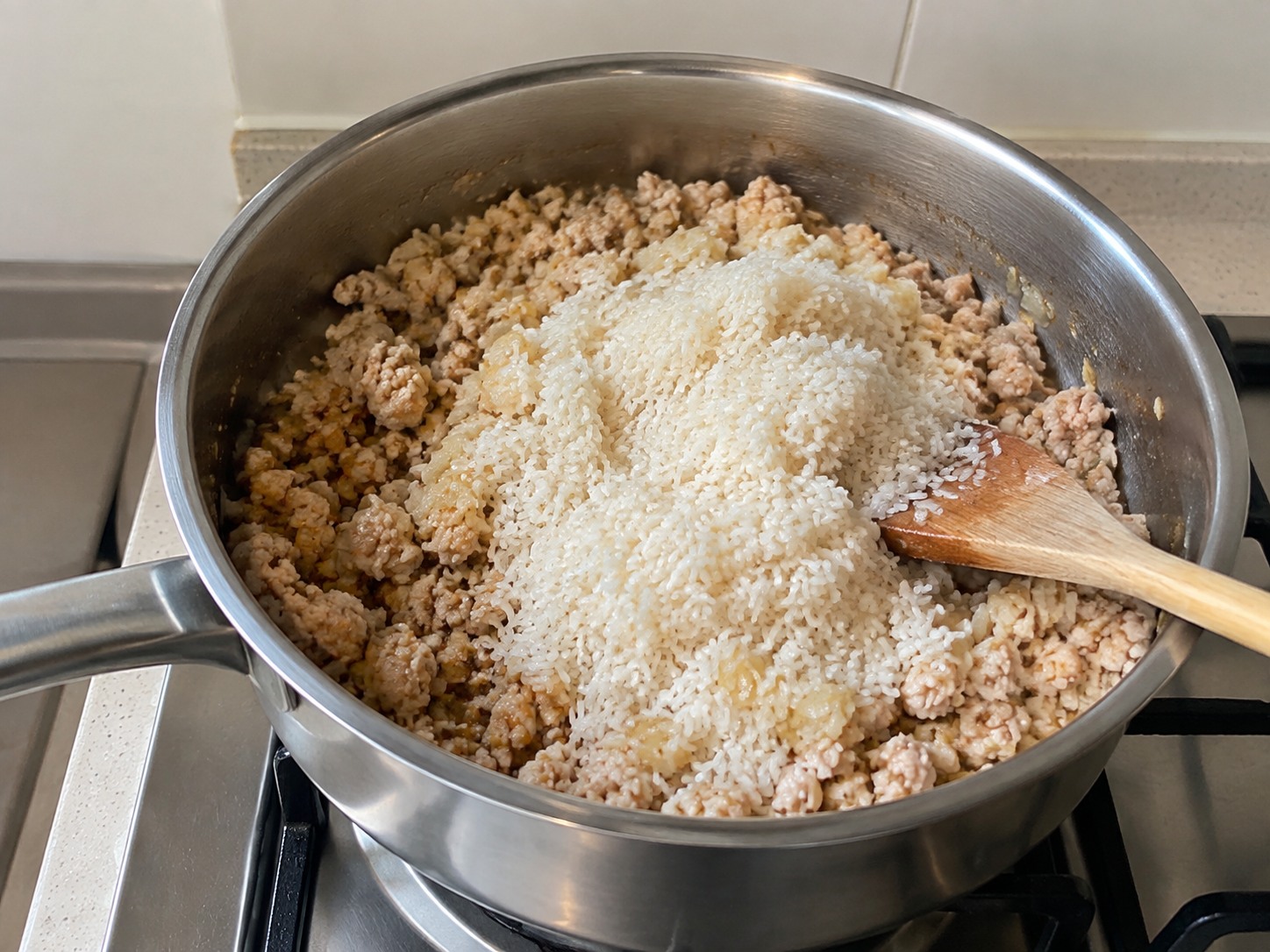Greek Turkey, Spinach at Dill Rice — Hugasan ang bigas at ihalo sa kaserola