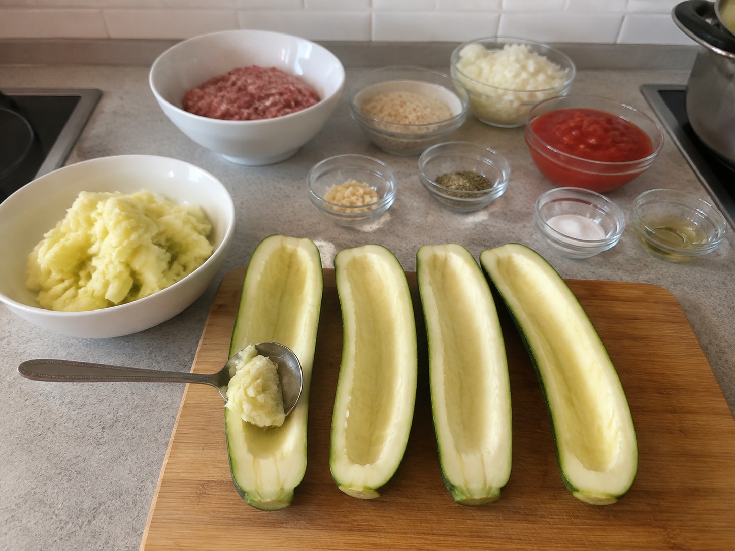 Greek Zucchini Beef Boats — Kutsarahin ang laman at mag-iwan ng makapal na balat