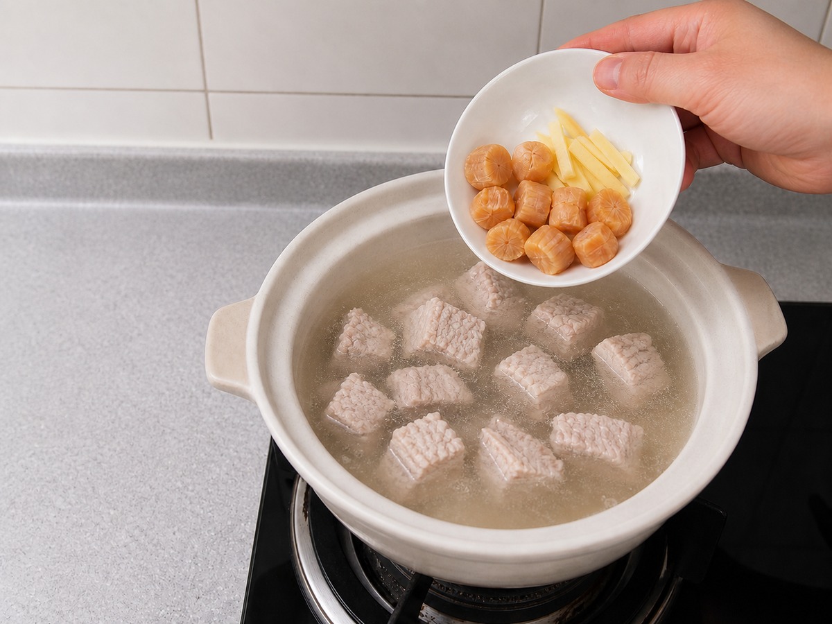Sup Labu Berbulu, Scallop Kering, dan Daging Babi Tanpa Lemak — langkah 7: Masukkan bahan utama