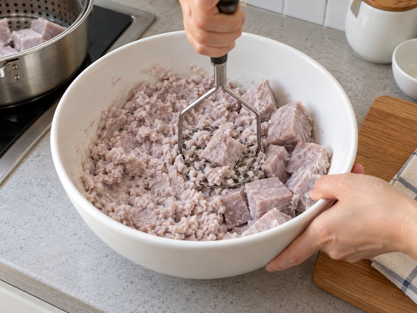 客家算盤子炒肉碎 — 趁熱壓成芋泥