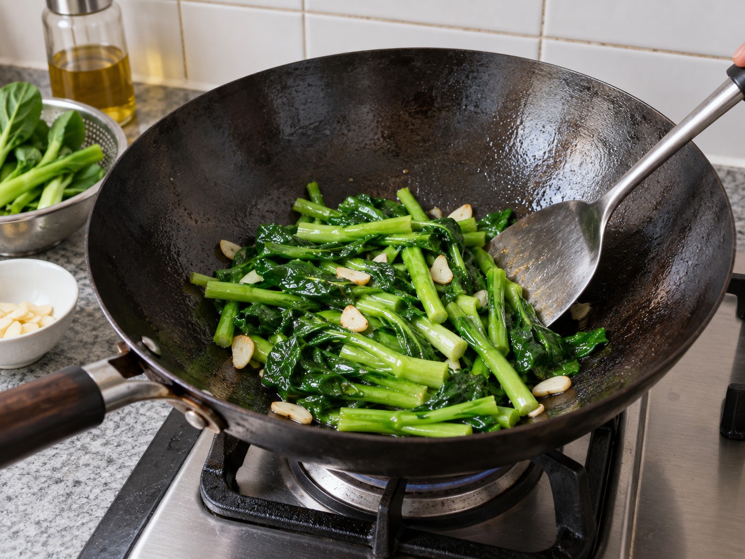 Kanin na may Hakka Lei Cha — 10. Igisa ang choy sum sa natitirang mantika at bawang hanggang lumambot at maluto.