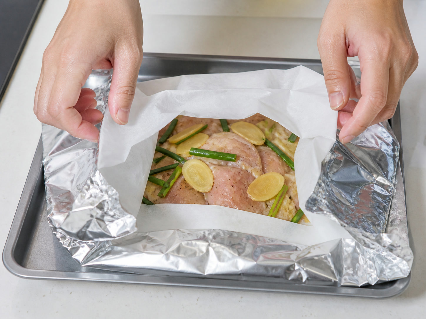 Hita ng Manok na Niluto sa Asin ala Hakka: Balutin ang manok