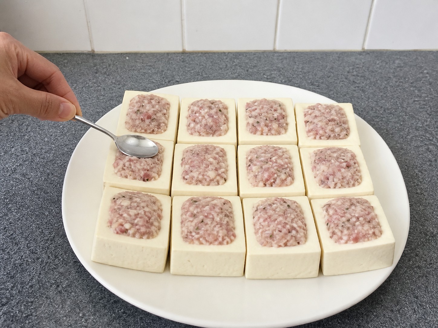客家釀豆腐:逐件填入肉餡