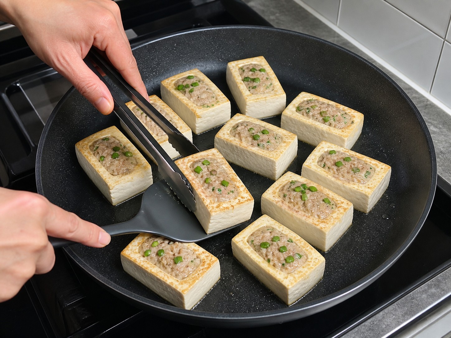 客家釀豆腐:翻面煎香豆腐